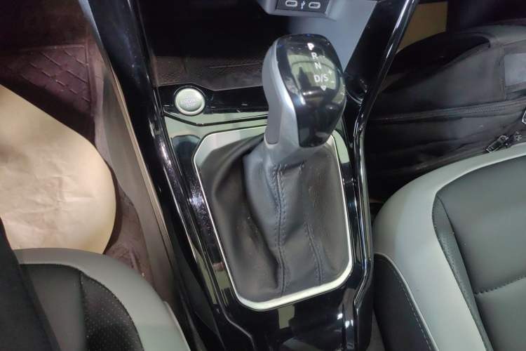 Used Volkswagen T-ROC 2024 300TSI DSG Two-Wheel-Drive Chen Guang Edition Gear Lever