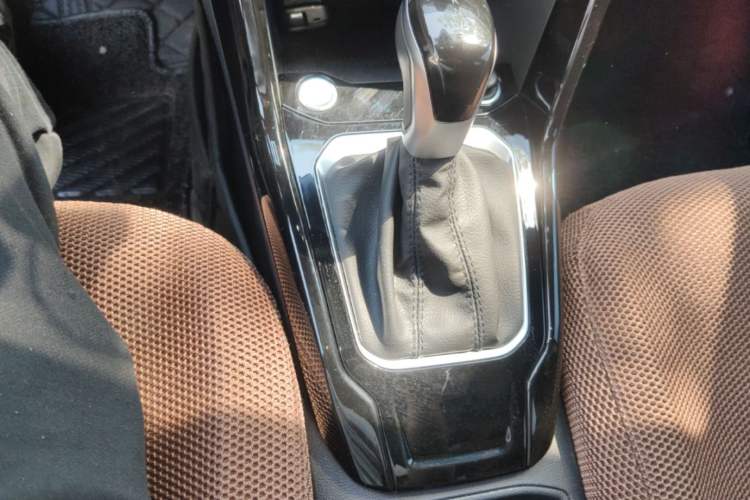 Used Volkswagen T-ROC 2024 300TSI DSG Two-Wheel-Drive Chen Guang Edition Gear Lever