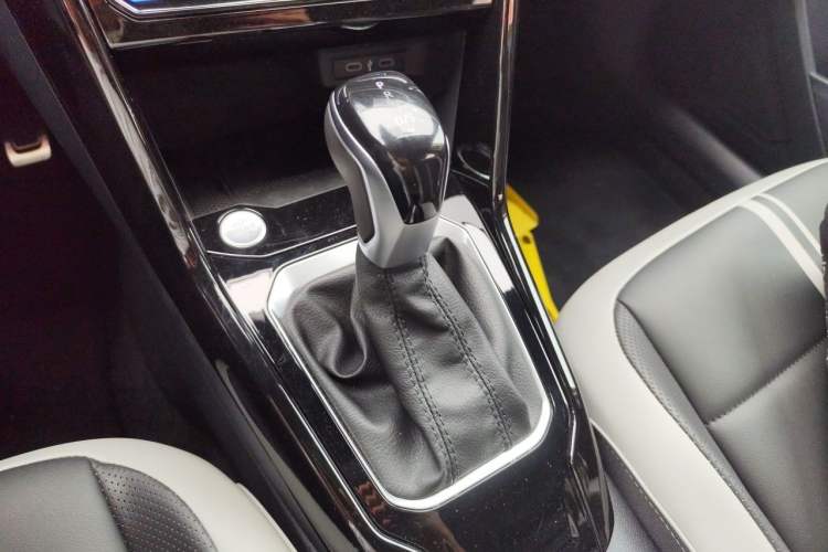 Used Volkswagen T-ROC 2024 300TSI DSG Two-Wheel-Drive Starlight Edition Gear Lever
