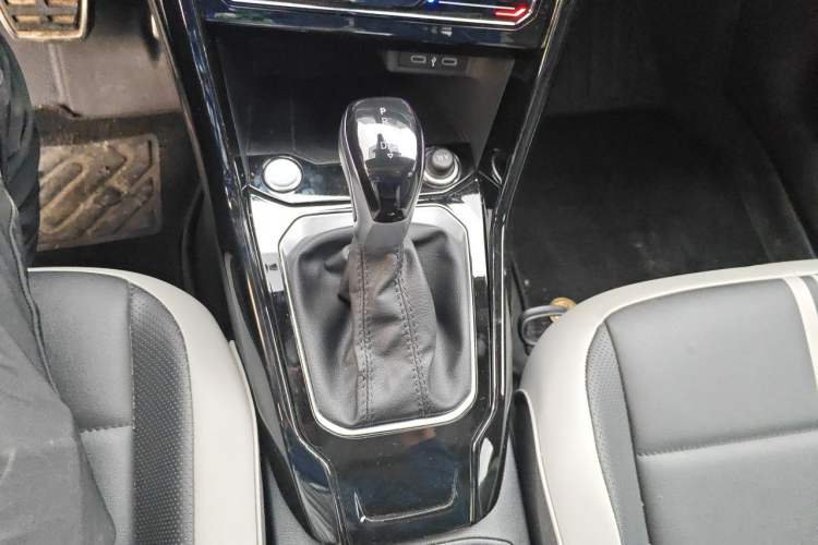Used Volkswagen T-ROC 2024 300TSI DSG Two-Wheel-Drive Chen Guang Edition Gear Lever