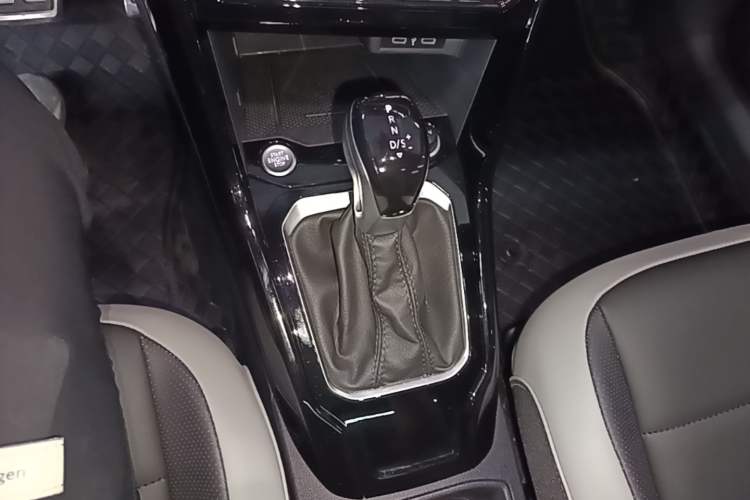 Used Volkswagen T-ROC 2024 300TSI DSG Two-Wheel-Drive Chen Guang Edition Gear Lever