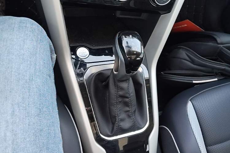 Used Volkswagen T-ROC 2024 280TSI DSG Two-Wheel-Drive Time Edition Gear Lever