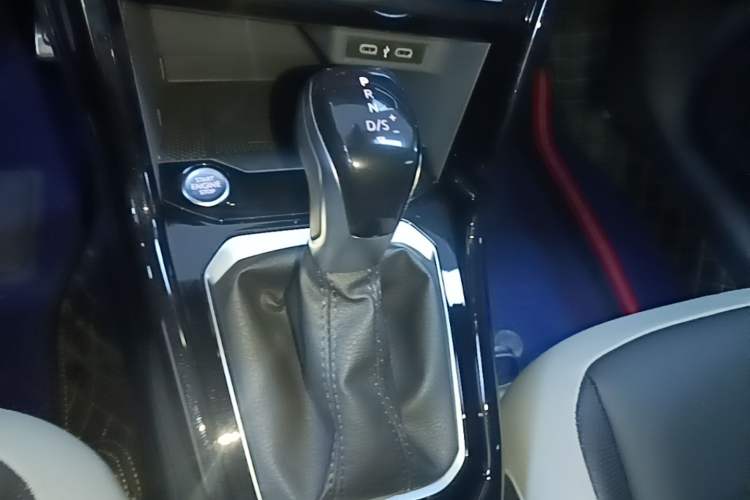Used Volkswagen T-ROC 2024 300TSI DSG Two-Wheel-Drive Chen Guang Edition Gear Lever