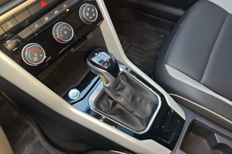 Used Volkswagen T-ROC 2024 280TSI DSG Two-Wheel-Drive Time Edition Gear Lever