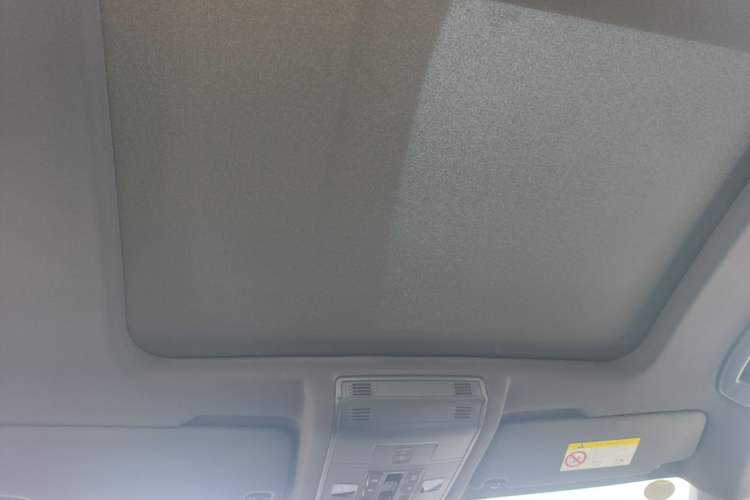 Used Volkswagen T-ROC 2024 300TSI DSG Two-Wheel-Drive Chen Guang Edition Headliner