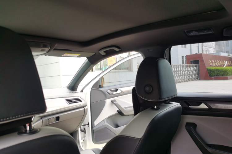 Used Volkswagen T-ROC 2024 300TSI DSG Two-Wheel-Drive Chen Guang Edition Headliner