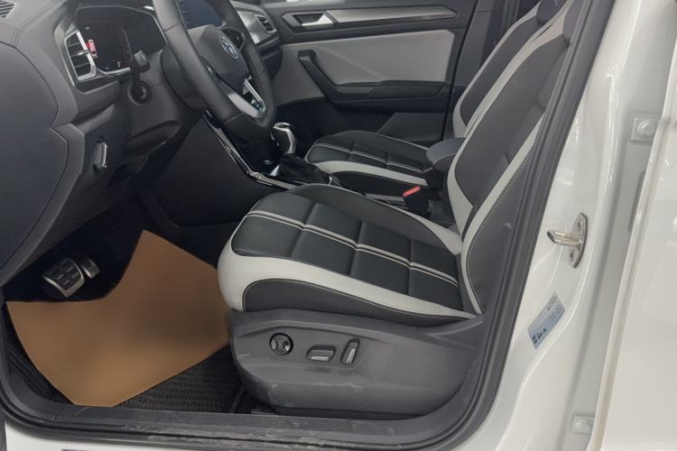 Used Volkswagen T-ROC 2024 300TSI DSG Two-Wheel-Drive Chen Guang Edition Interior 1