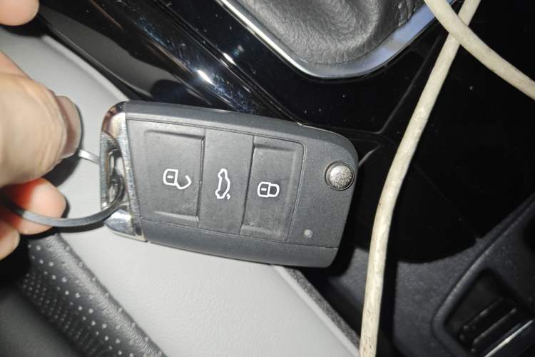 Used Volkswagen T-ROC 2024 300TSI DSG Two-Wheel-Drive Chen Guang Edition Interior 1