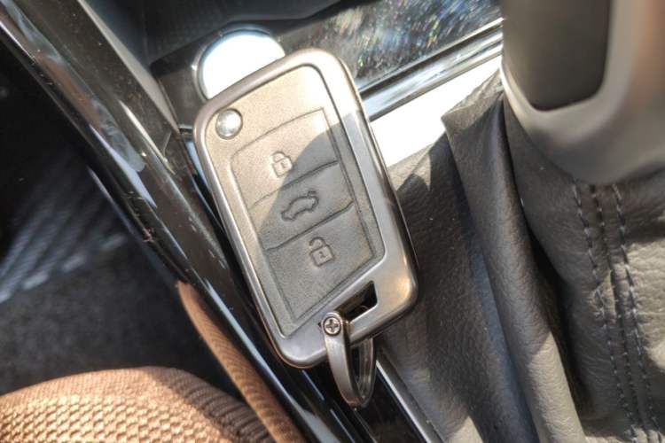 Used Volkswagen T-ROC 2024 300TSI DSG Two-Wheel-Drive Chen Guang Edition Interior 1