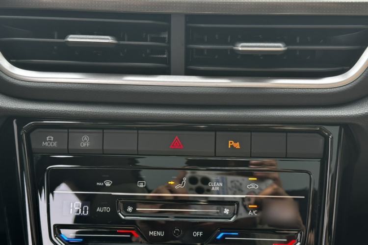Used Volkswagen T-ROC 2024 300TSI DSG Two-Wheel-Drive Chen Guang Edition Interior 1