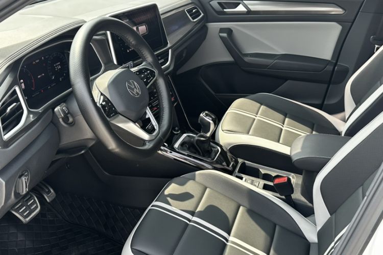 Used Volkswagen T-ROC 2024 300TSI DSG Two-Wheel-Drive Chen Guang Edition Interior 10