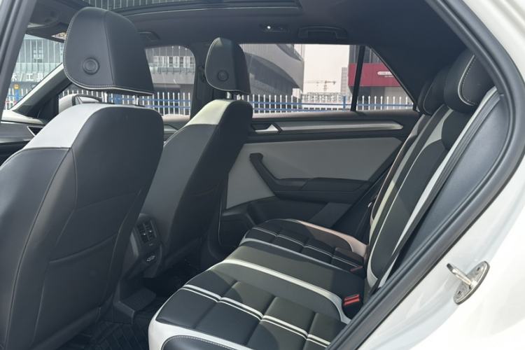 Used Volkswagen T-ROC 2024 300TSI DSG Two-Wheel-Drive Chen Guang Edition Interior 11