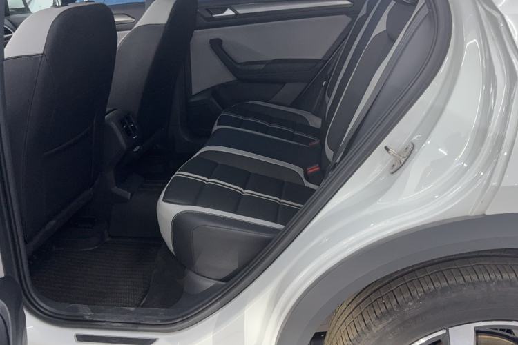 Used Volkswagen T-ROC 2024 300TSI DSG Two-Wheel-Drive Chen Guang Edition Interior 2