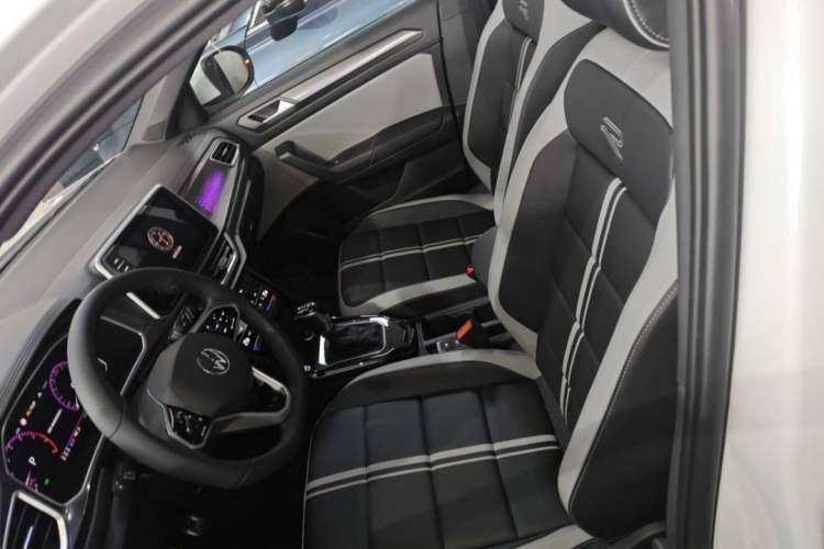 Used Volkswagen T-ROC 2024 300TSI DSG Two-Wheel-Drive Chen Guang Edition Interior 2
