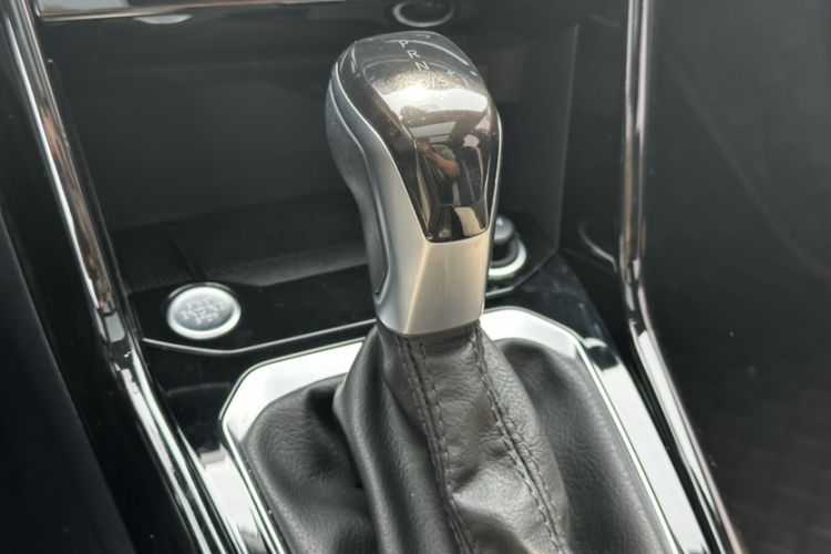 Used Volkswagen T-ROC 2024 300TSI DSG Two-Wheel-Drive Chen Guang Edition Interior 2