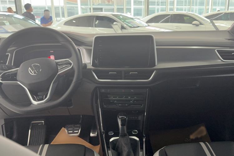 Used Volkswagen T-ROC 2024 300TSI DSG Two-Wheel-Drive Chen Guang Edition Interior 3