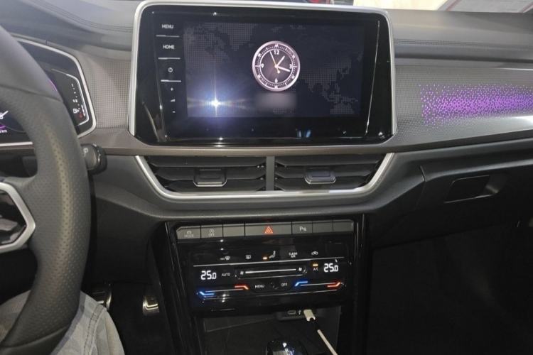 Used Volkswagen T-ROC 2024 300TSI DSG Two-Wheel-Drive Chen Guang Edition Interior 3