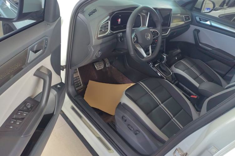 Used Volkswagen T-ROC 2024 300TSI DSG Two-Wheel-Drive Chen Guang Edition Interior 3