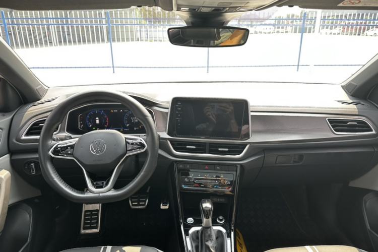 Used Volkswagen T-ROC 2024 300TSI DSG Two-Wheel-Drive Chen Guang Edition Interior 3