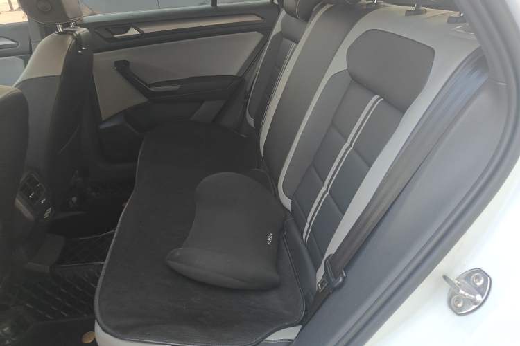Used Volkswagen T-ROC 2024 300TSI DSG Two-Wheel-Drive Chen Guang Edition Interior 4