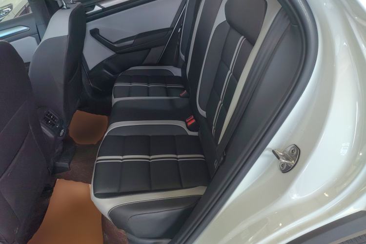 Used Volkswagen T-ROC 2024 300TSI DSG Two-Wheel-Drive Chen Guang Edition Interior 4