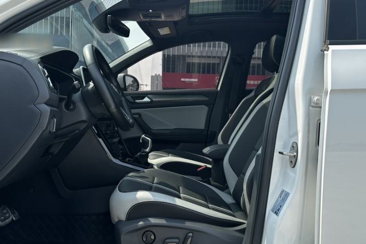 Used Volkswagen T-ROC 2024 300TSI DSG Two-Wheel-Drive Chen Guang Edition Interior 4