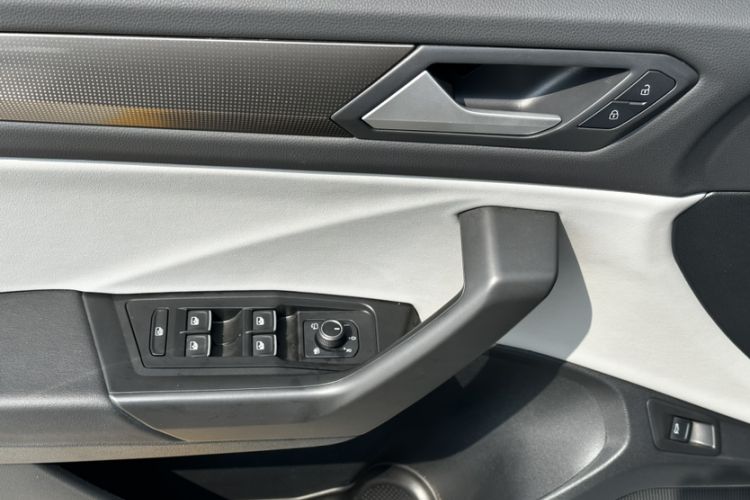 Used Volkswagen T-ROC 2024 300TSI DSG Two-Wheel-Drive Chen Guang Edition Interior 5