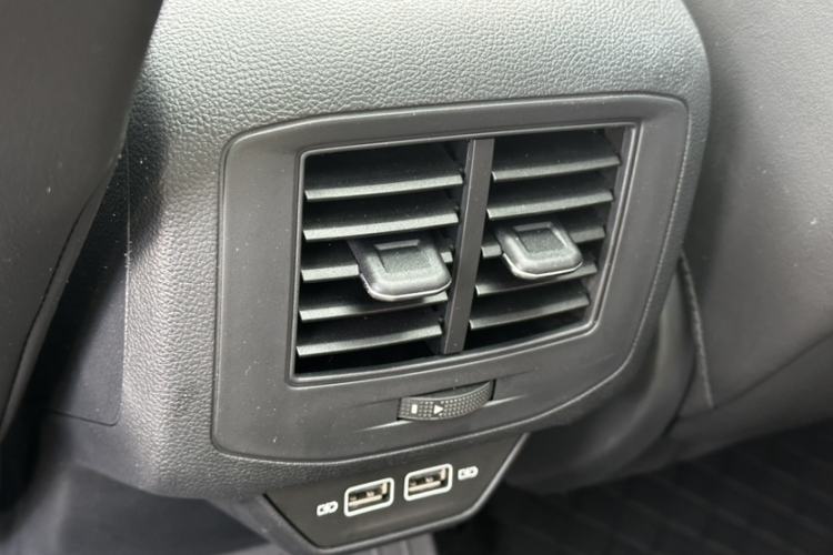 Used Volkswagen T-ROC 2024 300TSI DSG Two-Wheel-Drive Chen Guang Edition Interior 9
