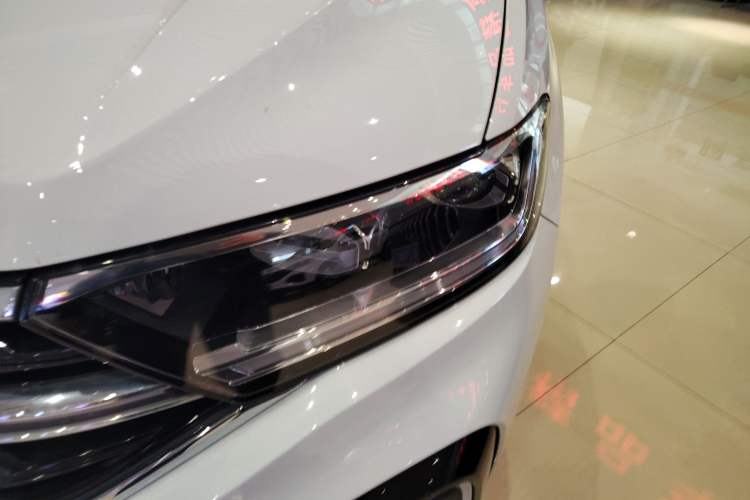 Used Volkswagen T-ROC 2024 300TSI DSG Two-Wheel-Drive Chen Guang Edition Left Front Headlight