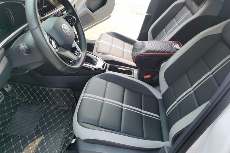 Used Volkswagen T-ROC 2024 300TSI DSG Two-Wheel-Drive Chen Guang Edition Left Front Seat