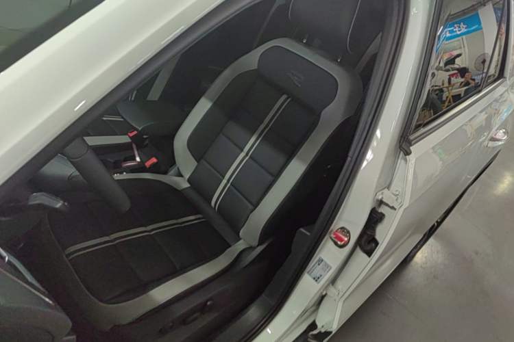 Used Volkswagen T-ROC 2024 300TSI DSG Two-Wheel-Drive Chen Guang Edition Left Front Seat