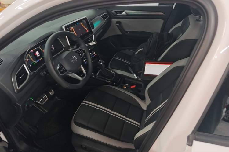 Used Volkswagen T-ROC 2024 300TSI DSG Two-Wheel-Drive Chen Guang Edition Left Front Seat