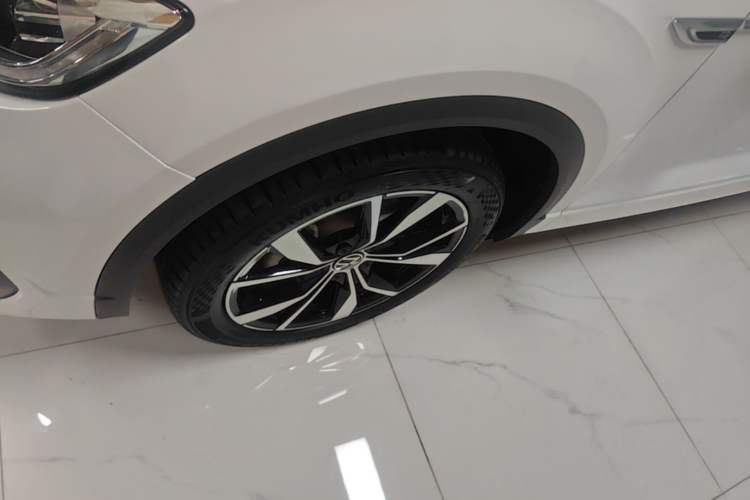 Used Volkswagen T-ROC 2024 300TSI DSG Two-Wheel-Drive Chen Guang Edition Left Front Wheel Hub