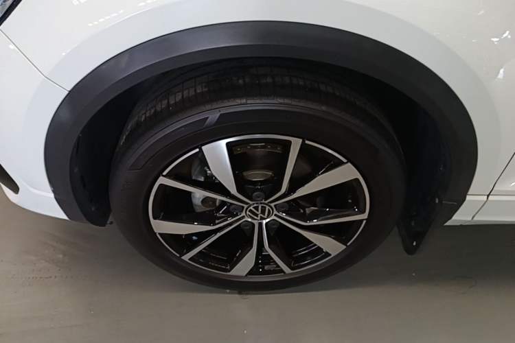 Used Volkswagen T-ROC 2024 300TSI DSG Two-Wheel-Drive Chen Guang Edition Left Front Wheel Hub