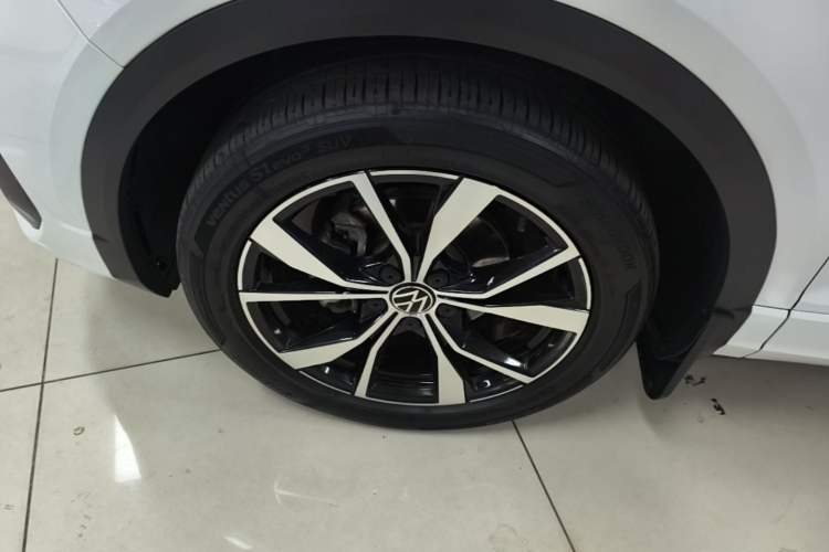 Used Volkswagen T-ROC 2024 300TSI DSG Two-Wheel-Drive Chen Guang Edition Left Front Wheel Hub