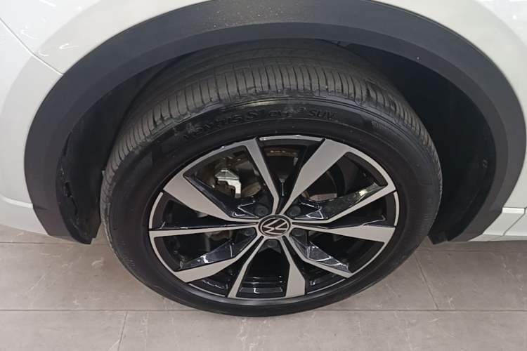 Used Volkswagen T-ROC 2024 300TSI DSG Two-Wheel-Drive Chen Guang Edition Left Front Wheel Hub