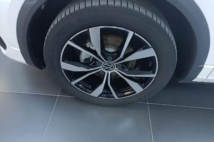 Used Volkswagen T-ROC 2024 300TSI DSG Two-Wheel-Drive Chen Guang Edition Left Front Wheel Hub