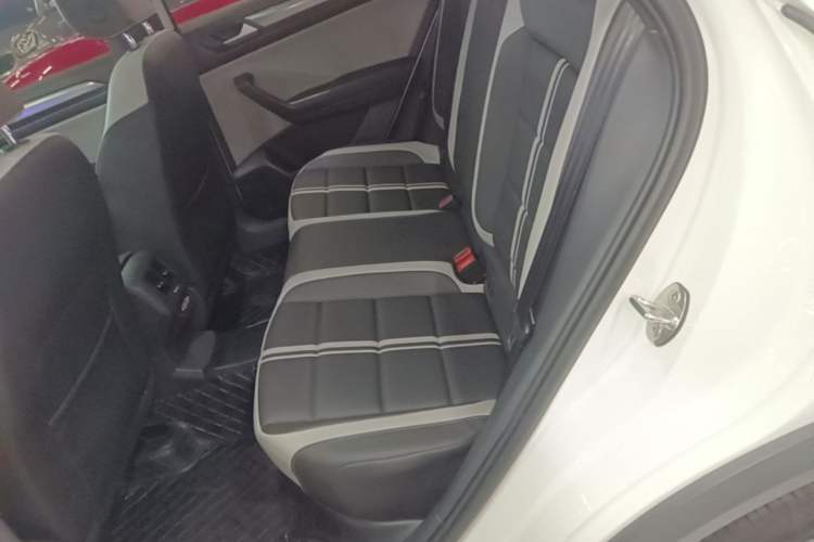 Used Volkswagen T-ROC 2024 300TSI DSG Two-Wheel-Drive Chen Guang Edition Left Rear Seat