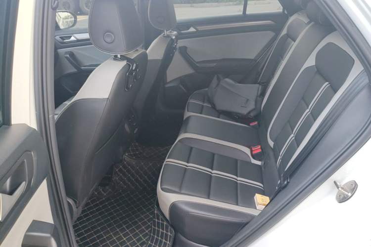 Used Volkswagen T-ROC 2024 300TSI DSG Two-Wheel-Drive Chen Guang Edition Left Rear Seat