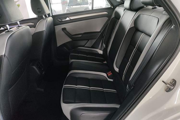 Used Volkswagen T-ROC 2024 300TSI DSG Two-Wheel-Drive Chen Guang Edition Left Rear Seat