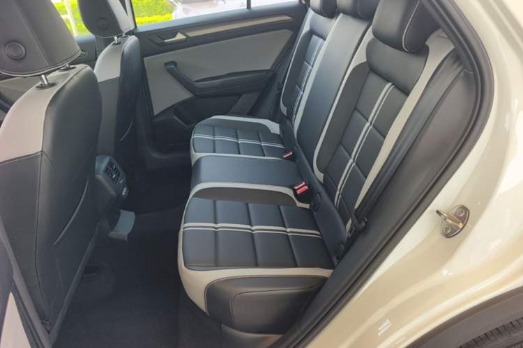 Used Volkswagen T-ROC 2024 300TSI DSG Two-Wheel-Drive Chen Guang Edition Left Rear Seat
