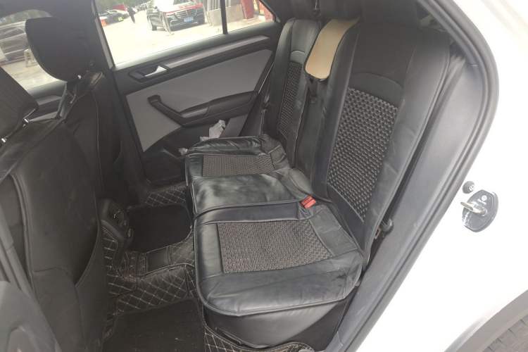 Used Volkswagen T-ROC 2024 300TSI DSG Two-Wheel-Drive Chen Guang Edition Left Rear Seat