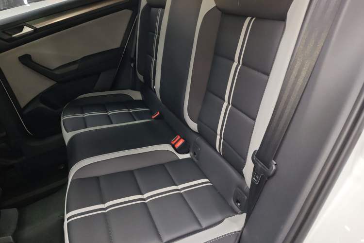 Used Volkswagen T-ROC 2024 300TSI DSG Two-Wheel-Drive Chen Guang Edition Left Rear Seat