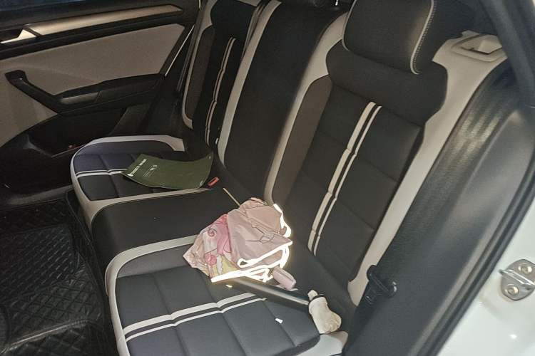 Used Volkswagen T-ROC 2024 300TSI DSG Two-Wheel-Drive Chen Guang Edition Left Rear Seat