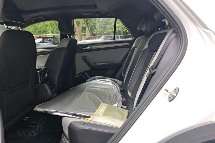 Used Volkswagen T-ROC 2024 300TSI DSG Two-Wheel-Drive Chen Guang Edition Left Rear Seat