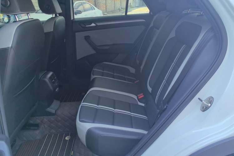 Used Volkswagen T-ROC 2024 300TSI DSG Two-Wheel-Drive Chen Guang Edition Left Rear Seat
