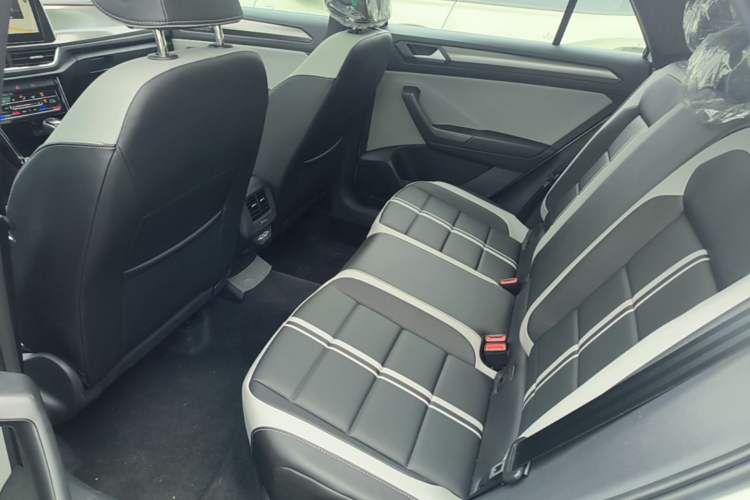 Used Volkswagen T-ROC 2024 300TSI DSG Two-Wheel-Drive Chen Guang Edition Left Rear Seat