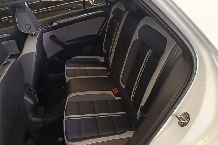 Used Volkswagen T-ROC 2024 300TSI DSG Two-Wheel-Drive Chen Guang Edition Left Rear Seat