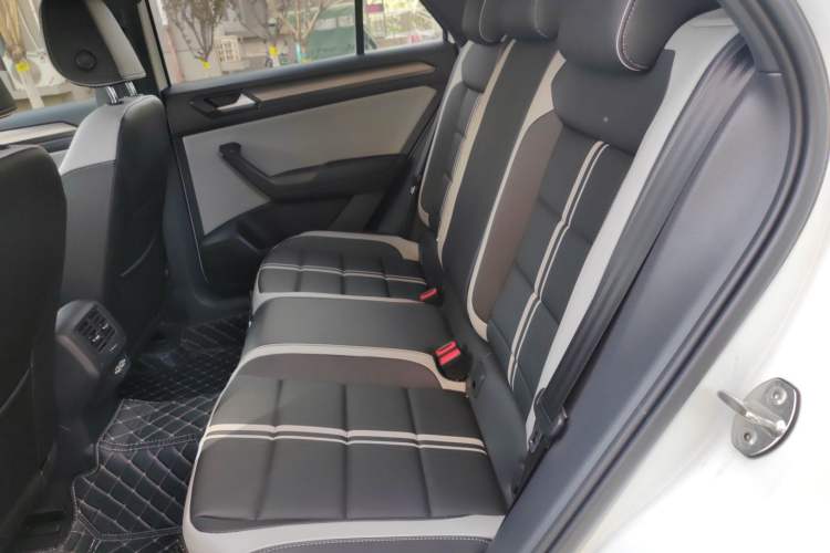 Used Volkswagen T-ROC 2024 300TSI DSG Two-Wheel-Drive Chen Guang Edition Left Rear Seat