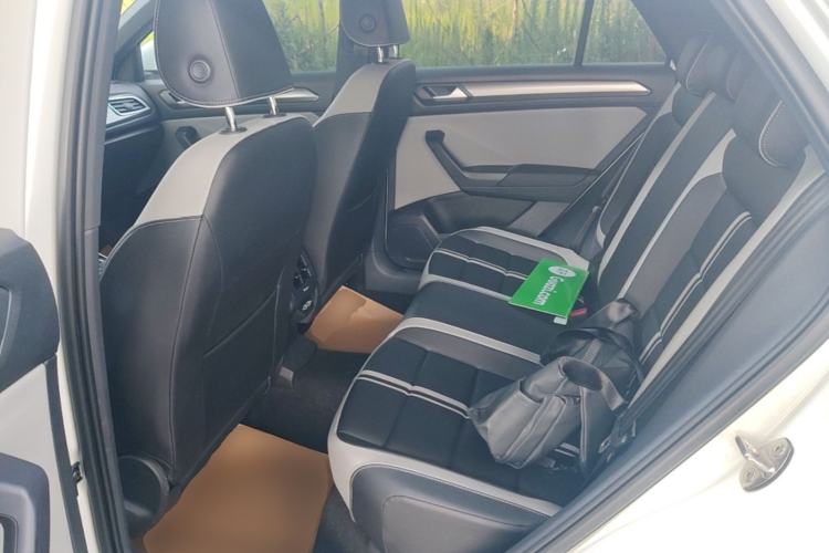 Used Volkswagen T-ROC 2024 300TSI DSG Two-Wheel-Drive Chen Guang Edition Left Rear Seat